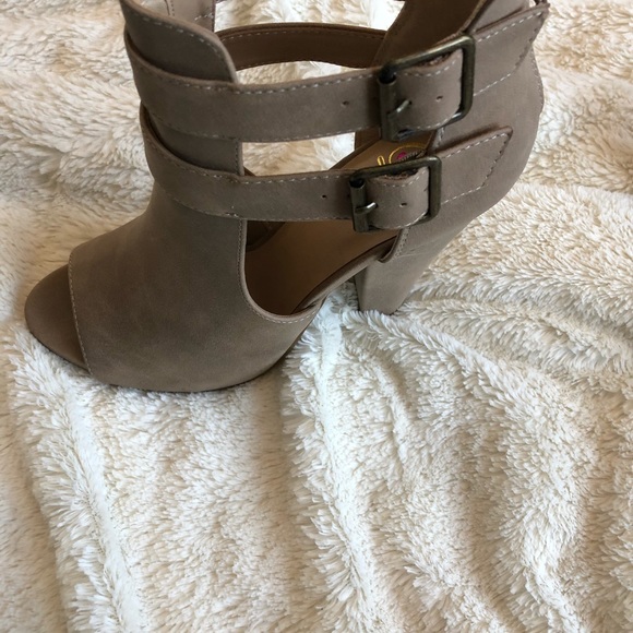 🌸Cute tan heels🌸 - Picture 3 of 6